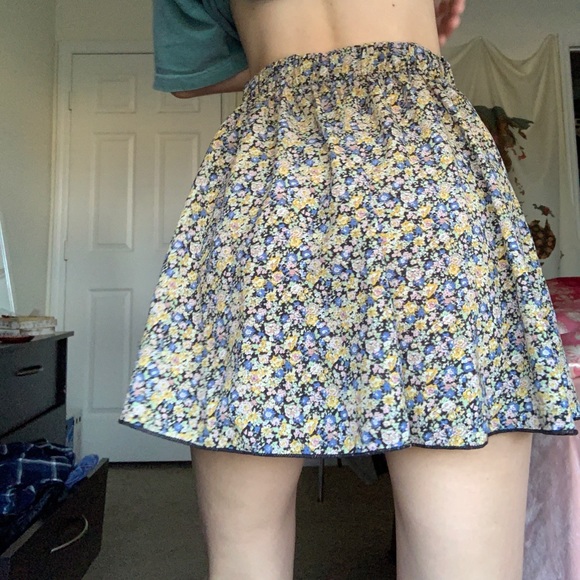 Miss Daisy Floral Skirt - Picture 2 of 3